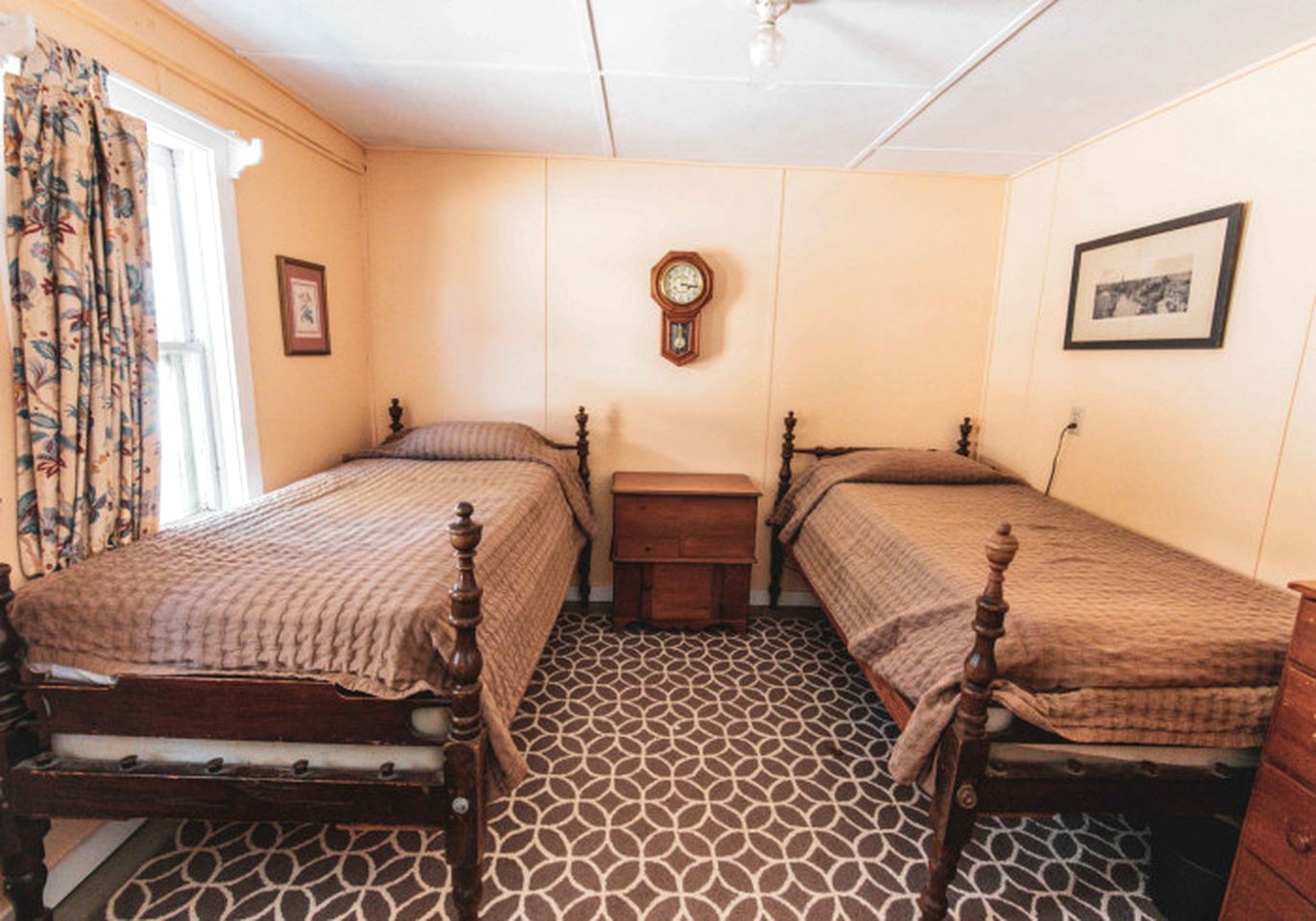 Cabins (Lyman, New Hampshire, United States of America)