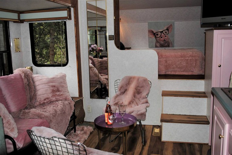 Caravans (Bradford, Ontario, Canada)