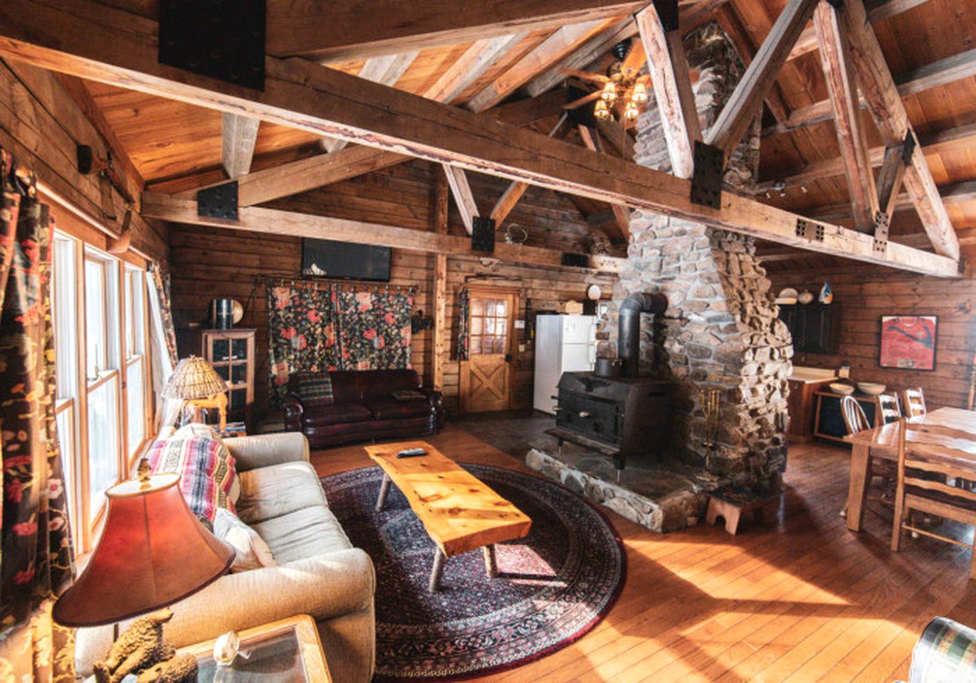 This fabulous New Hampshire cabin rental has a great location on Ogontz Lake.