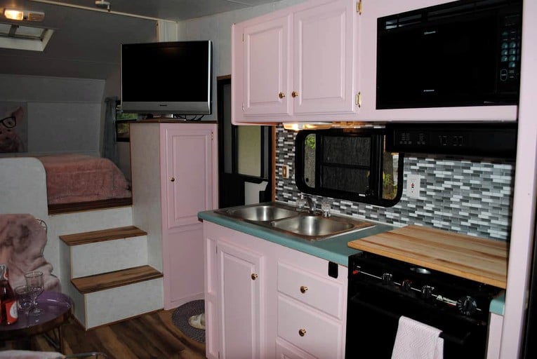 Caravans (Bradford, Ontario, Canada)