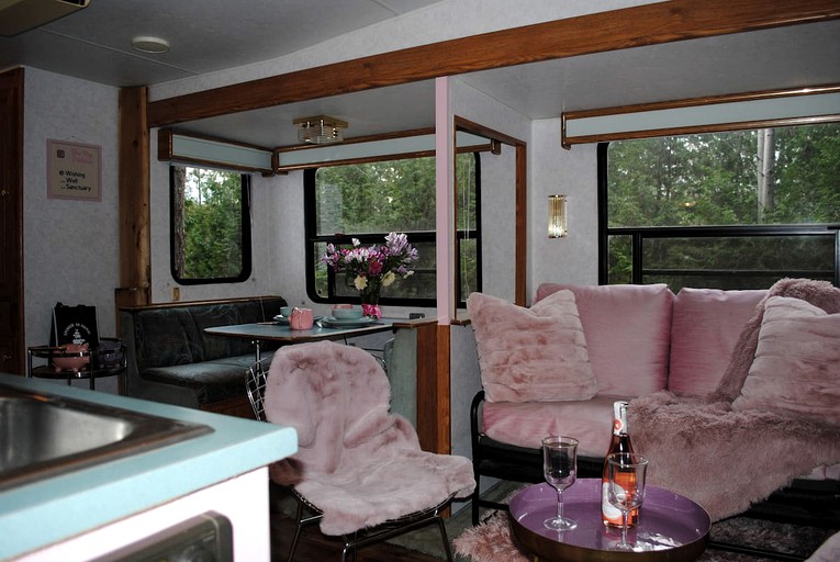 Caravans (Bradford, Ontario, Canada)