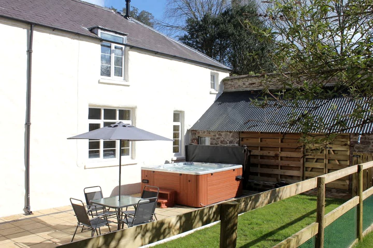 Incredible Cottage with Hot-tub in Pembrokeshire, Wales