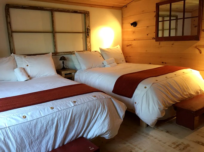Cabins (The Blue Mountains, Ontario, Canada)