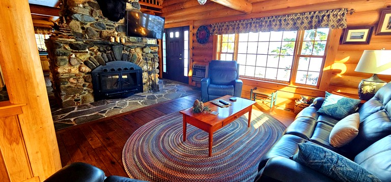 Log Cabins (United States of America, Rockwood, Maine)