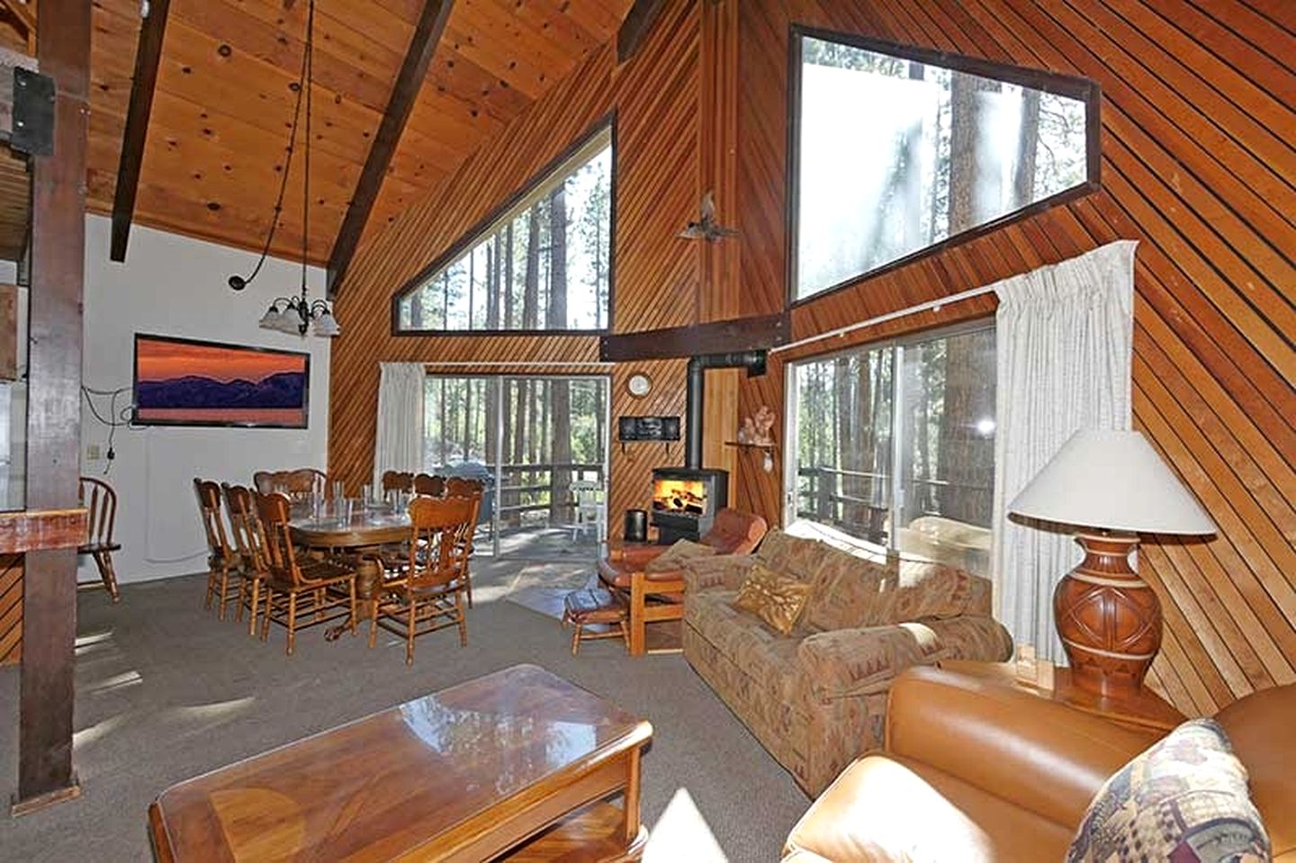 Delightful Rustic Cabin for Family and Group Getaways near Heavenly Ski Resort and Lake Tahoe, California