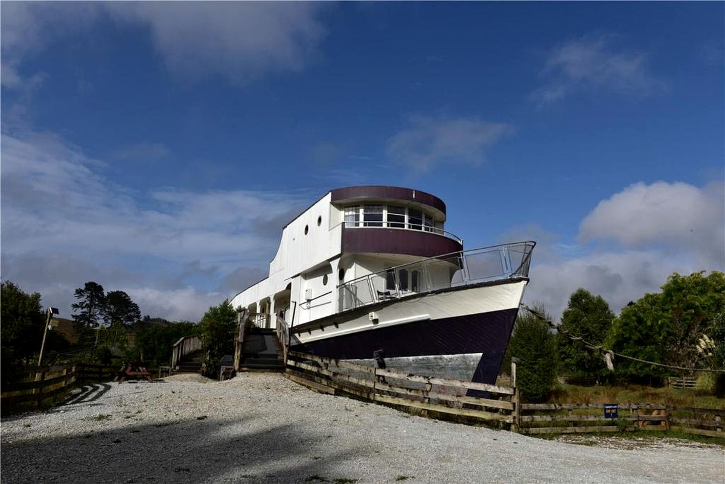 Unique Accommodation on a Ship in Waitomo Valley near Hamilton on New Zealand's North Island | Nature Lodges (Otorohanga, North Island, New Zealand)