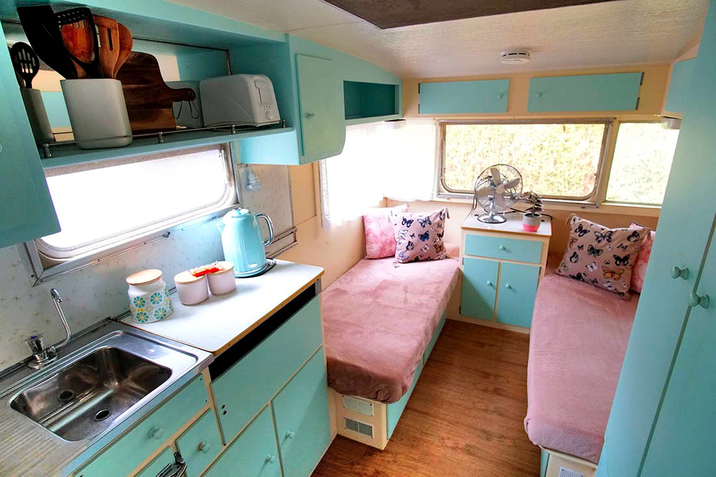The decor of this 1950's style Mornington Peninsula holiday rental means that four guests can enjoy a getaway of glamping in Victoria