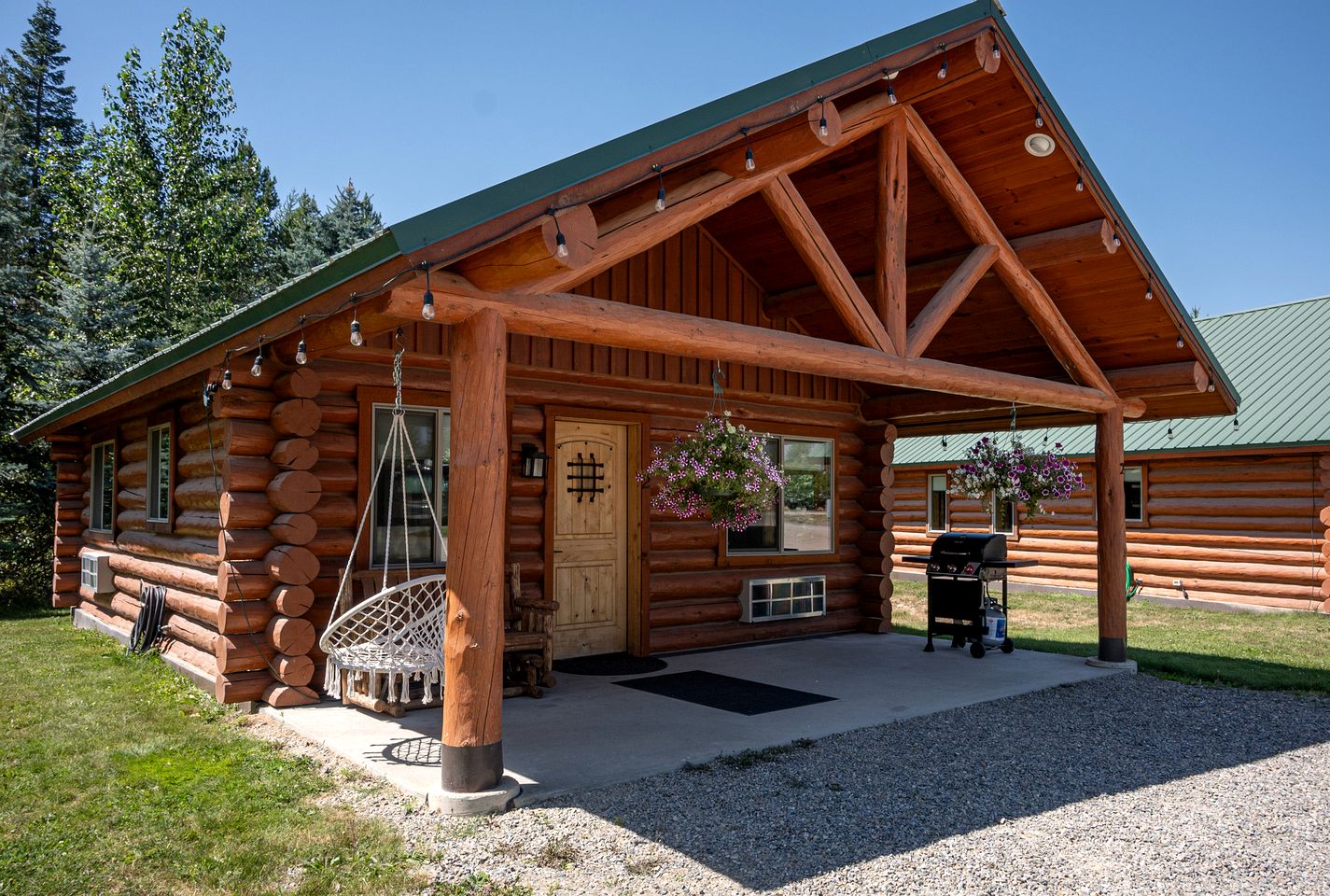 Luxury Pet-Friendly 1-Bedroom Log Cabin in Bonners Ferry with Full Kitchen and Wi-Fi