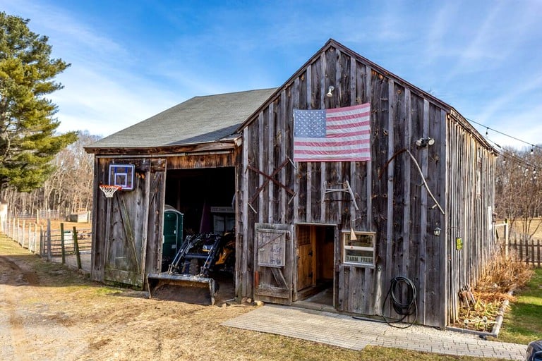 Barns (Willington, Connecticut, United States of America)