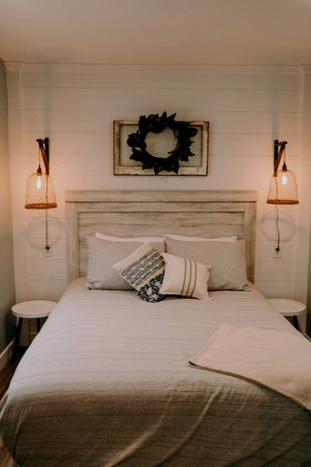 Unique Tiny House in Missouri, Perfect for Romantic Stays | Cottages (Trenton, Missouri, United States of America)