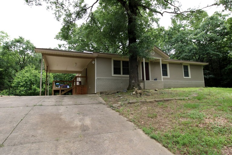 Charming Cottage Nestled Amidst Trees in Hot Springs, Arkansas