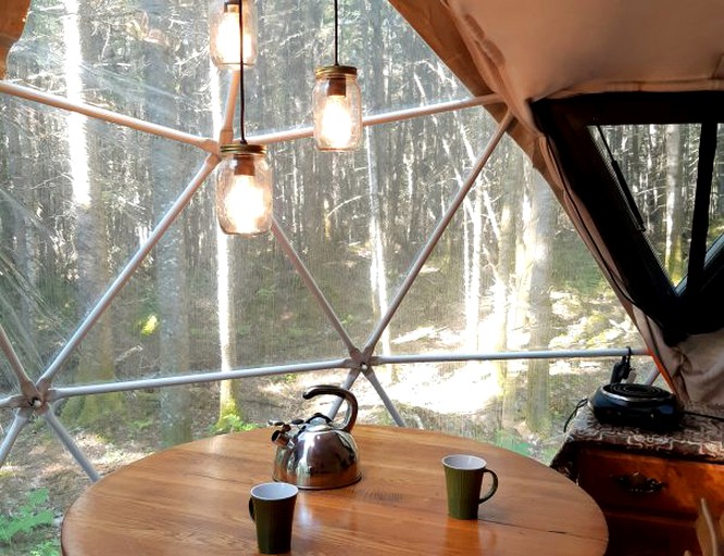 Domes (Lac-Beauport, Quebec, Canada)