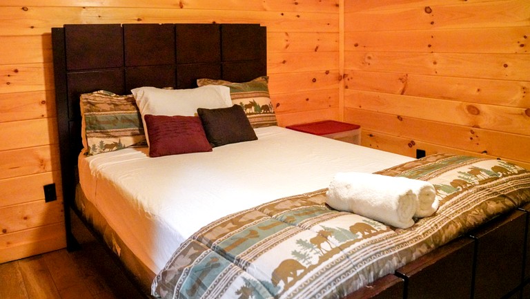 Sublime Vacation Rental for Unforgettable Family or Group Vacations in Dobson, North Carolina | Cabins (Dobson, North Carolina, United States of Ameri