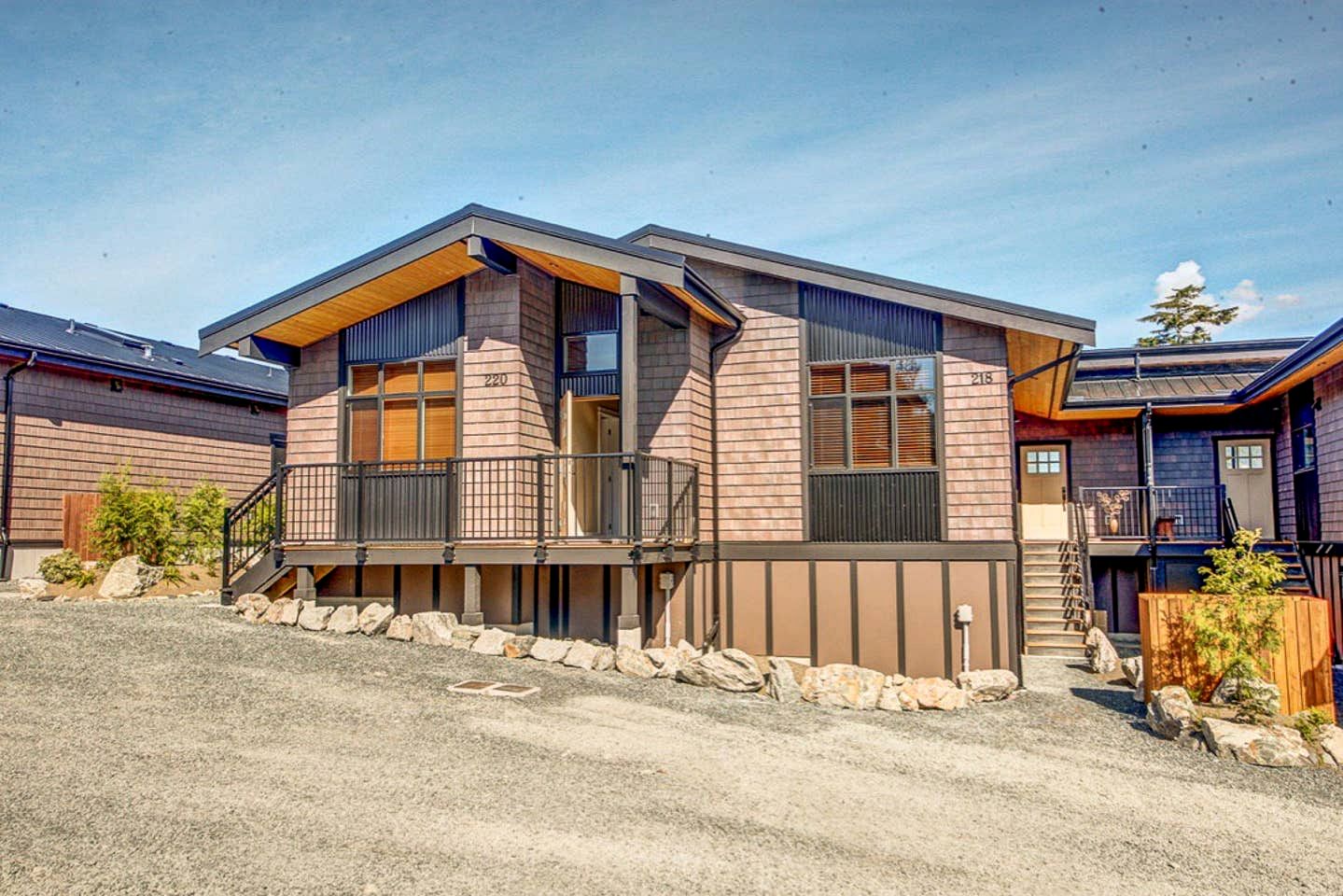 Oceanfront Family Rental with BBQ and Mountain Views in British Columbia