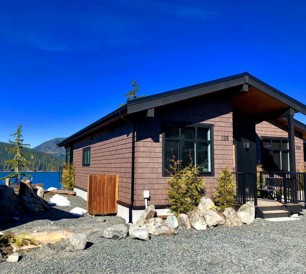 Chic Modern Rental with Breathtaking Sunsets, BBQ and Fire Pit in British Columbia