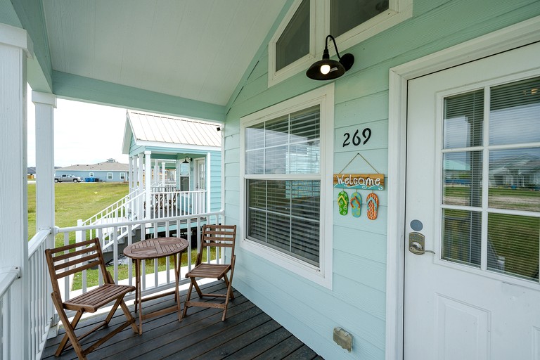 Luminous Small Cottage with Shared Pool in Rockport, Texas