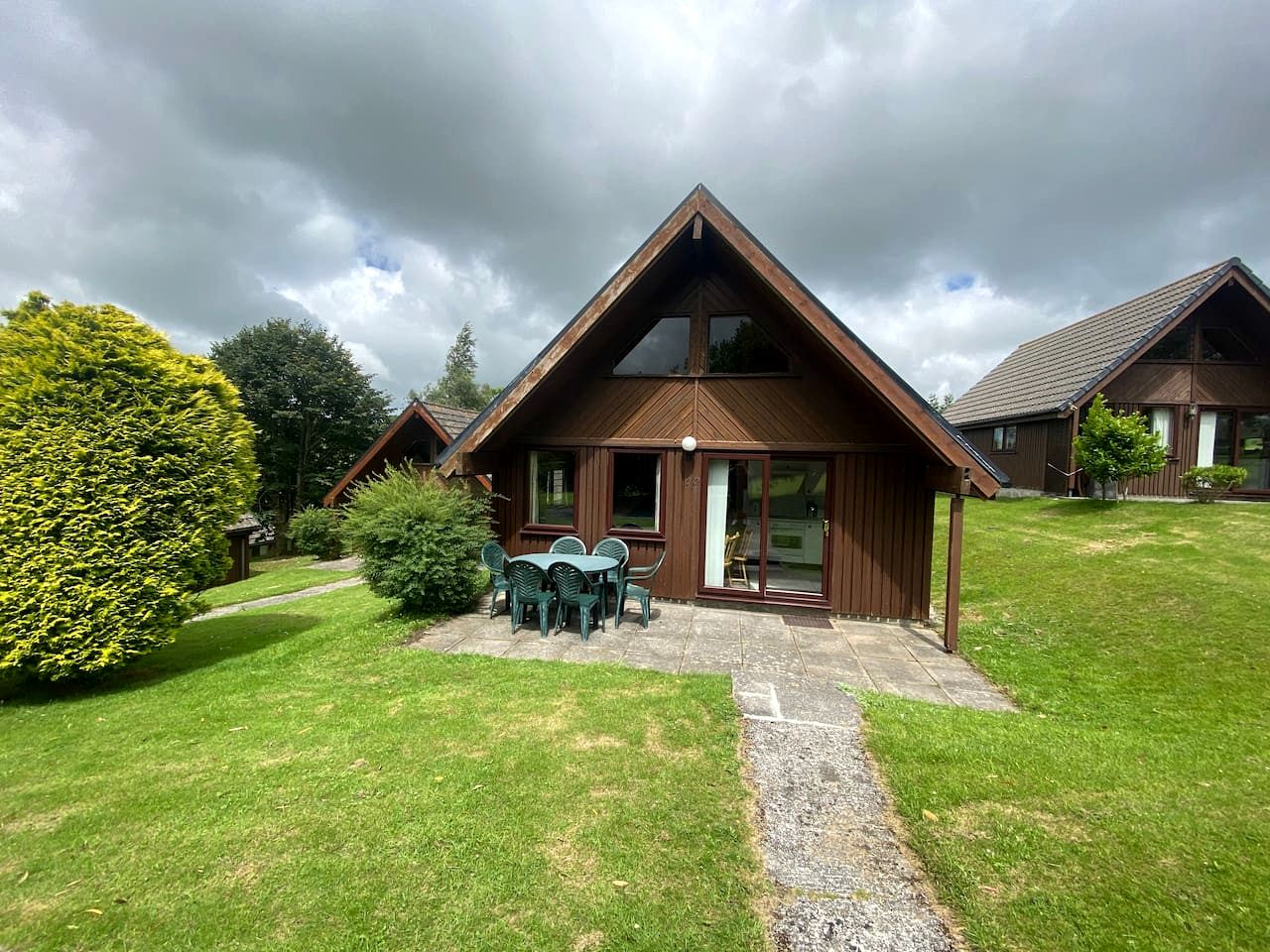 Discover this Scandinavian-style lodge nestled within 15 acres of beautiful countryside, the perfect retreat for families and groups seeking comfort a