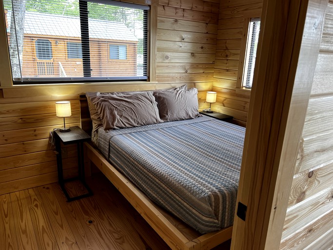 Lakeside Glamping Cabin for a Pet-Friendly Nature Escape near Lake Sebago | Cabins (Naples, Maine, United States of America)