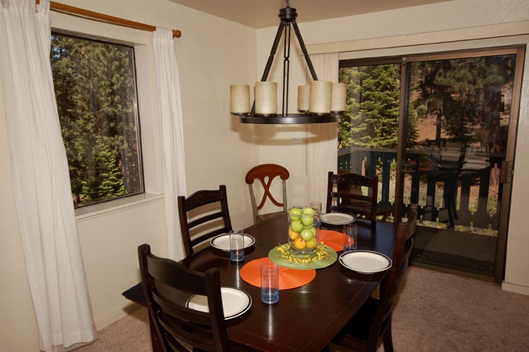 Cabins (South Lake Tahoe, California, United States)