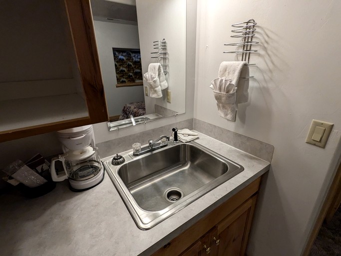 Cozy Vacation Rental Close to Henry's Lake in Fremont County, Idaho | Nature Lodges (Island Park, Idaho, United States of America)