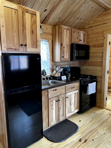 Lakeside Glamping Cabin for a Pet-Friendly Nature Escape near Lake Sebago | Cabins (Naples, Maine, United States of America)