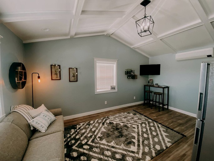 Unique Tiny House in Missouri, Perfect for Romantic Stays | Cottages (Trenton, Missouri, United States of America)