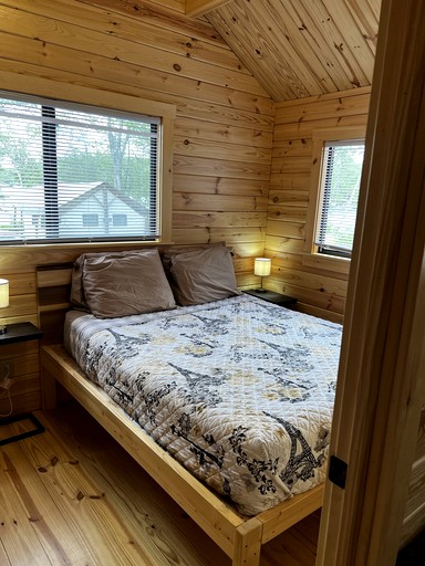 Lakeside Glamping Cabin for a Pet-Friendly Nature Escape near Lake Sebago | Cabins (Naples, Maine, United States of America)