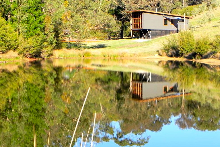 Lakeside accommodation for one of the most perfect romantic getaways (Melbourne)