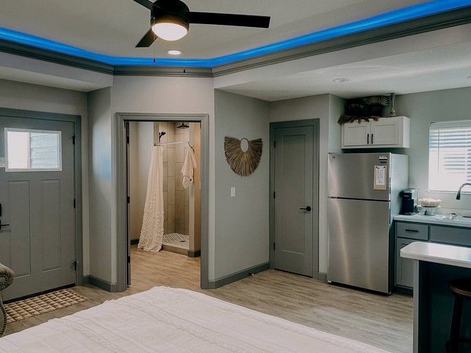 Romantic Retreat in Missouri for Couples' Glamping Getaways | Cottages (Trenton, Missouri, United States of America)
