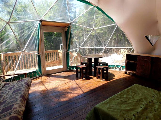 Domes (Lac-Beauport, Quebec, Canada)