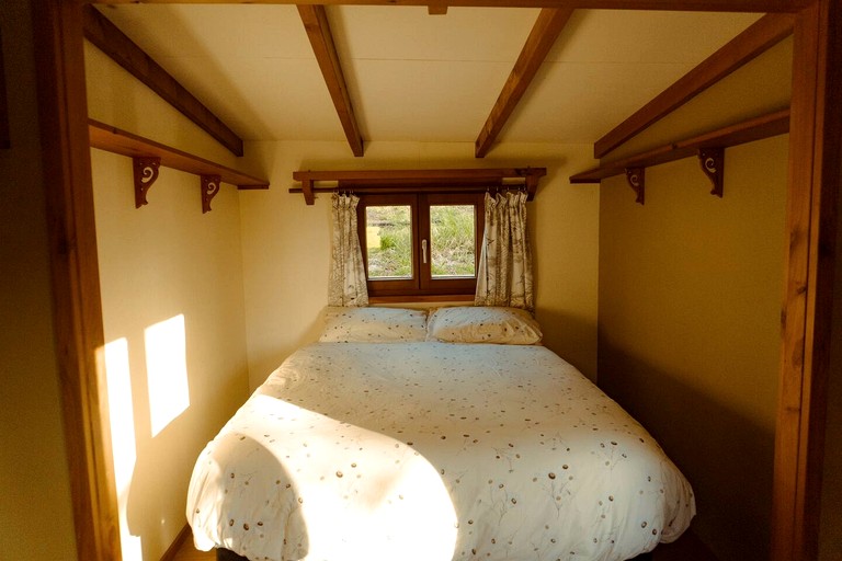Off-Grid, Waterfront Glamping Cabin with Outdoor Shower and Bathtub, Perfect for a Romantic Escape to Kaeo, New Zealand | Cabins (Kerikeri, North Isla