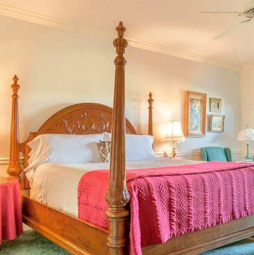 Beautifully-Decorated Suite Rental a Private Hot Tub near Hurricane Ridge, Washington | Nature Lodges (Port Angeles, Washington, United States of Amer