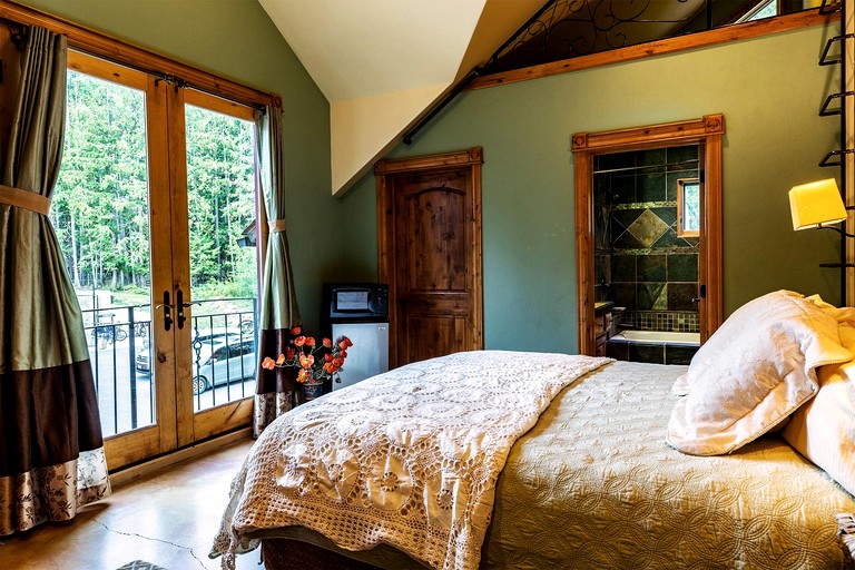 Serengeti-Inspired Vacation Rental for an Escape in Bonner County, Idaho | Nature Lodges (Sandpoint, Idaho, United States of America)