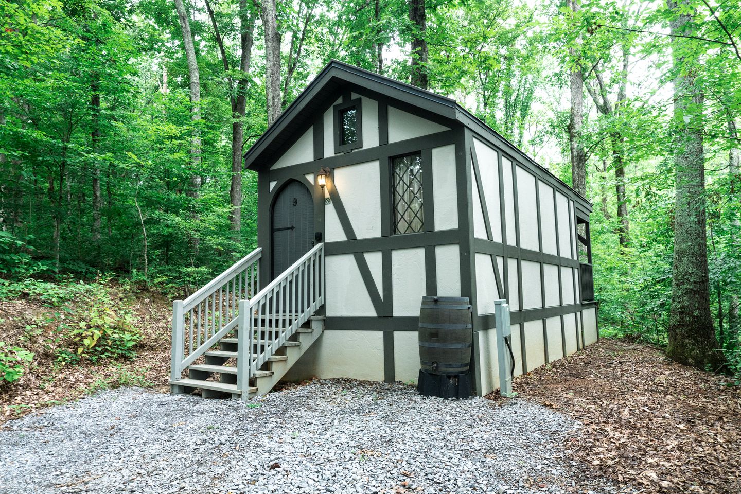 Sevierville Hideaway: Tiny House Glamping Gem for Relaxing Retreats