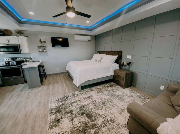Romantic Retreat in Missouri for Couples' Glamping Getaways | Cottages (Trenton, Missouri, United States of America)