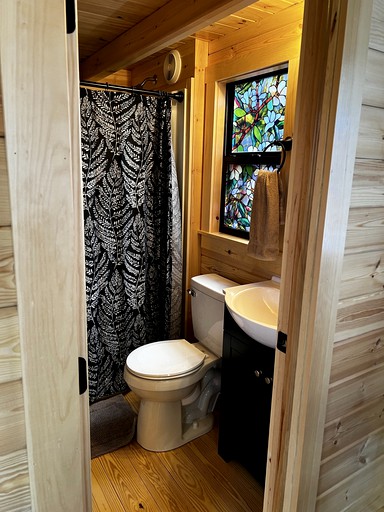 Lakeside Glamping Cabin for a Pet-Friendly Nature Escape near Lake Sebago | Cabins (Naples, Maine, United States of America)