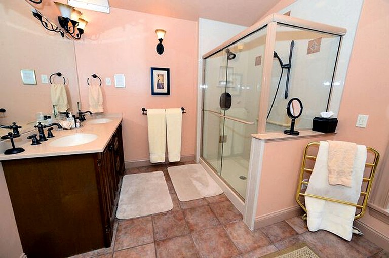 Beautiful Bedroom Suite Rental in Bed and Breakfast near Canandaigua Lake, New York | Nature Lodges (South Canandaigua, New York, United States of Ame