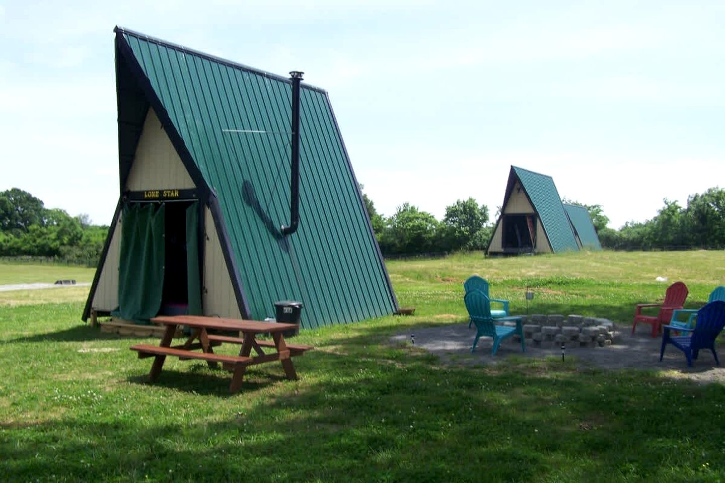 Spacious Farm Cabin in Gallatin, Tennessee – Huge Deck, 46 Acres & Country Breakfast
