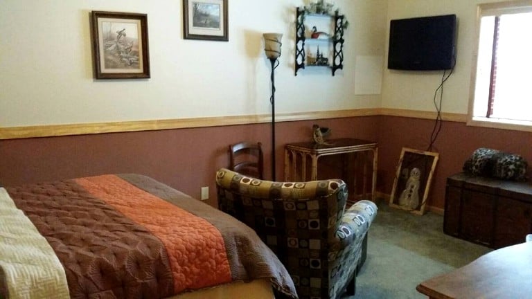 Private Vacation Room Rental for Hiking Getaway to the Sakatah State Trail, Minnesota | Nature Lodges (Morristown, Minnesota, United States of America