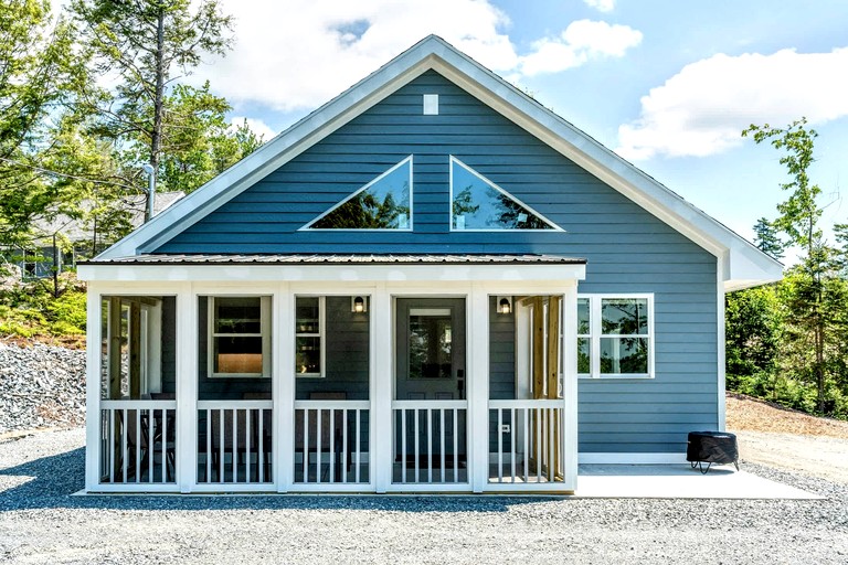 Peaceful Lakeside Cottage with Fire Pit & Screened Porch near Flanders Pond in Sullivan, Maine