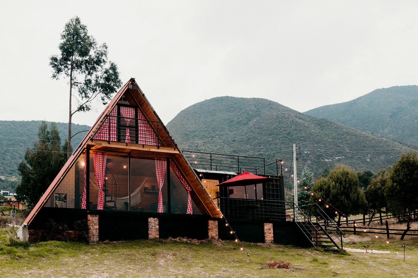 Magnificent A-Frame with Deck, Jacuzzi and Lofted Interior in Colombia