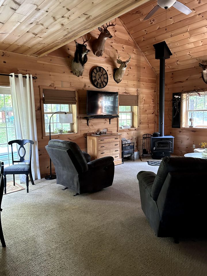 Pristine and Cozy Cabin Rental Overlooking Pond near Rochester, New York