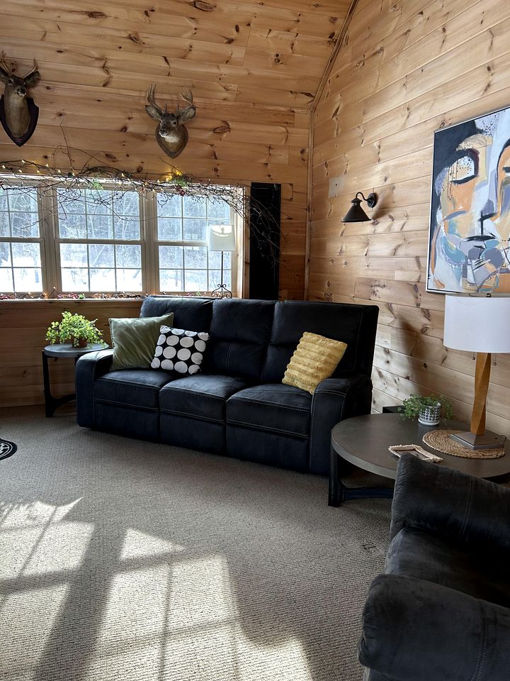Pristine and Cozy Cabin Rental Overlooking Pond near Rochester, New York