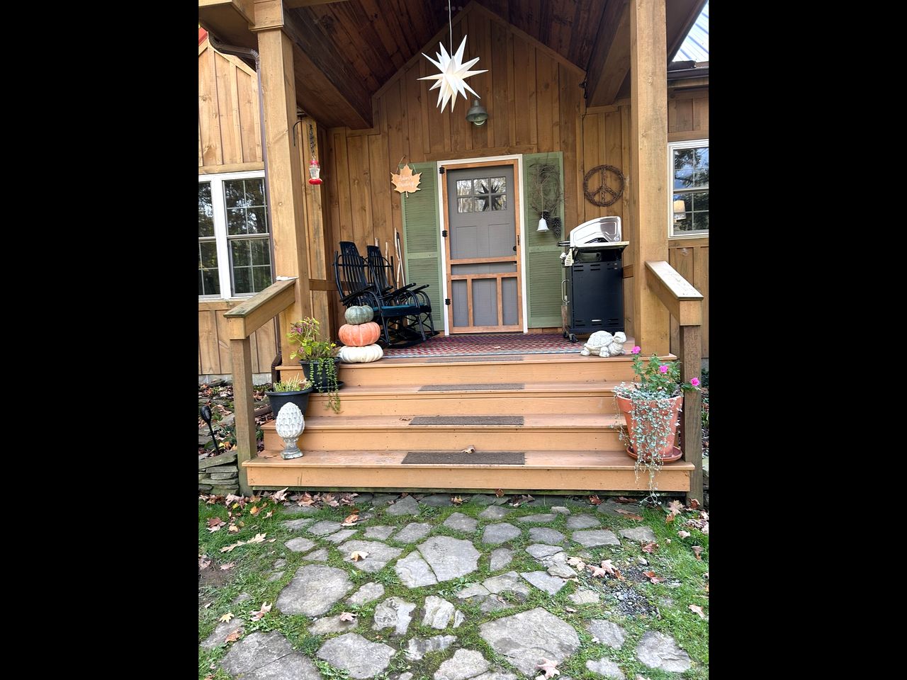 Pristine and Cozy Cabin Rental Overlooking Pond near Rochester, New York