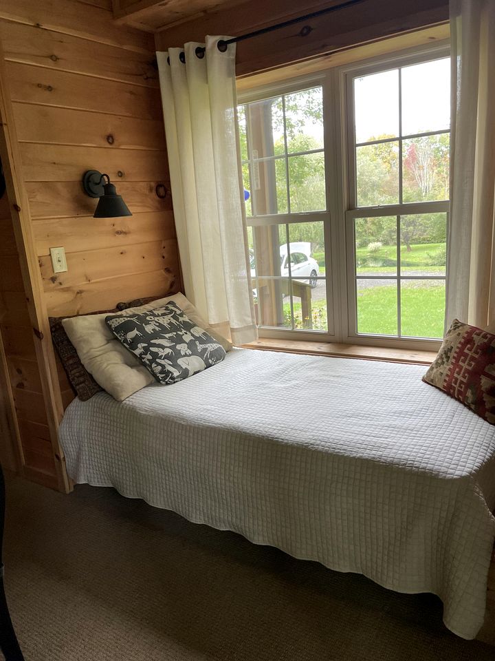 Pristine and Cozy Cabin Rental Overlooking Pond near Rochester, New York