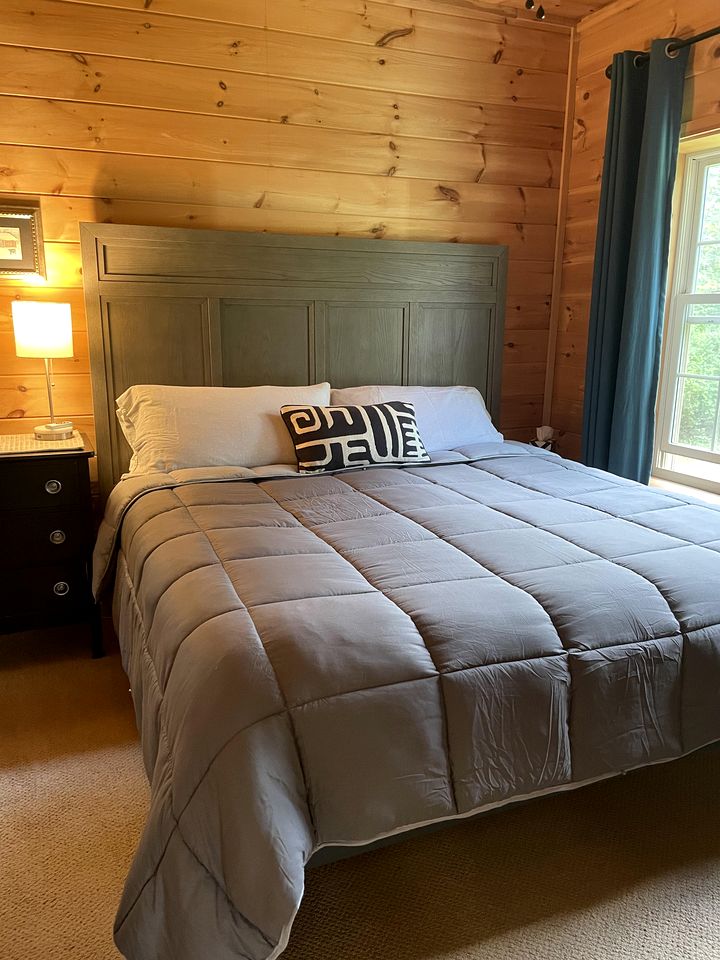 Pristine and Cozy Cabin Rental Overlooking Pond near Rochester, New York