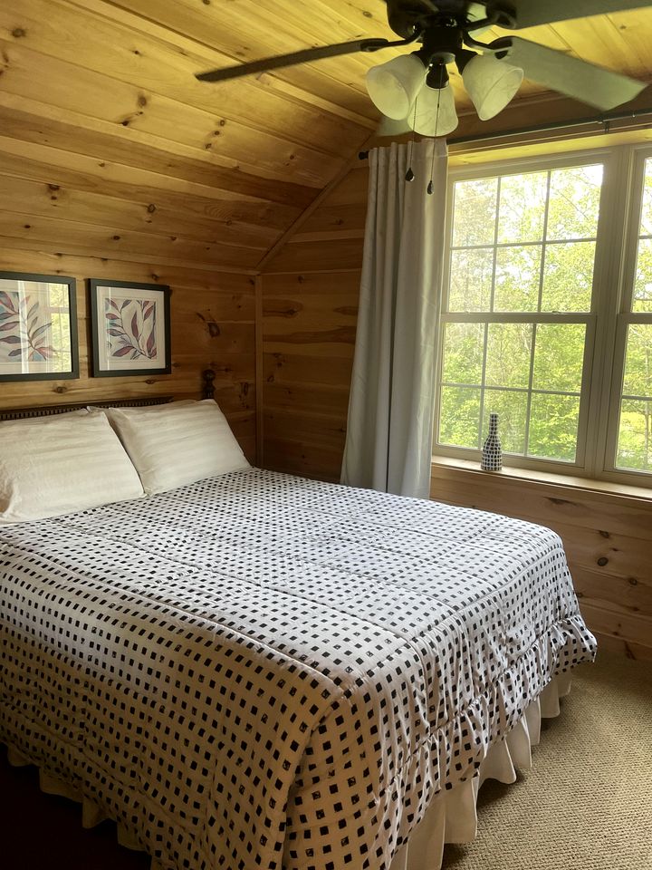 Pristine and Cozy Cabin Rental Overlooking Pond near Rochester, New York
