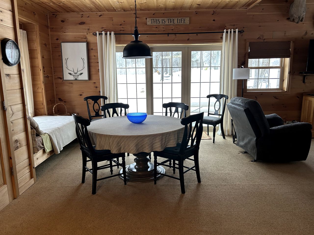 Pristine and Cozy Cabin Rental Overlooking Pond near Rochester, New York
