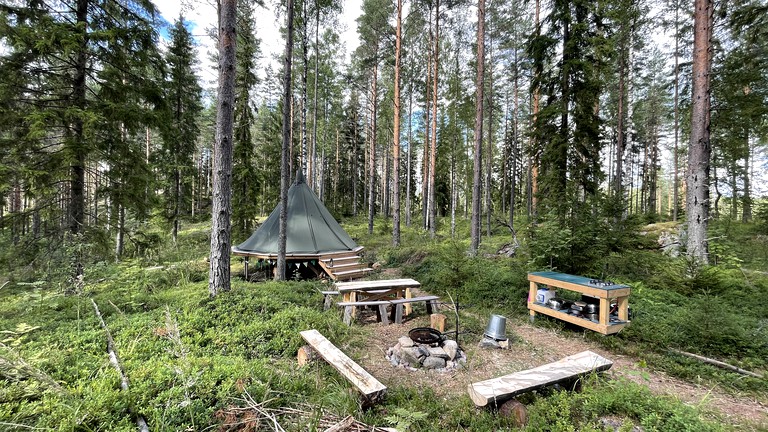 Remote Lakeside Bell Tent with Outdoor Sauna in Finland