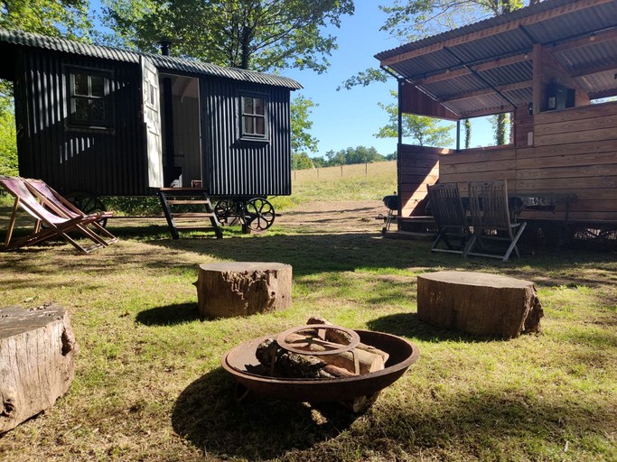Huts (France, Busserolles, Dordogne)